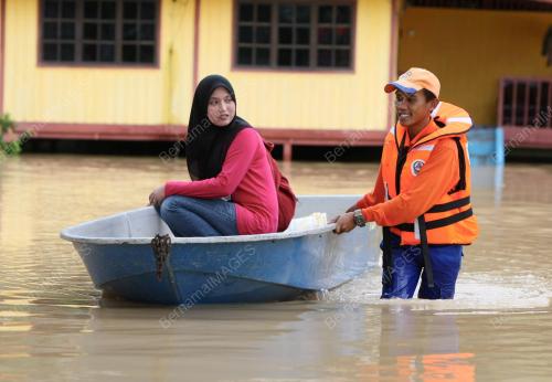 JB03_04122013_SEGAMAT_BANJIR