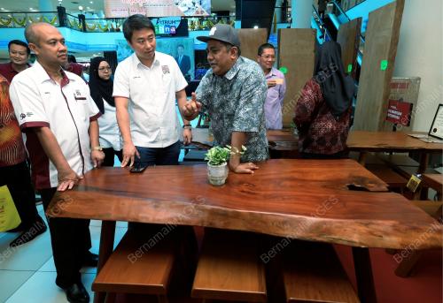 DATUK LARRY SNG WEI SHIEN