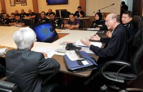 JB03_07012016_LEE_POLIS
