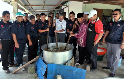JB03_08082012_SUMBANGAN_RAYA_1