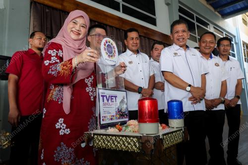 FADHLINA SIDEK
