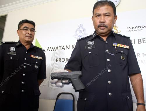 JB03_11102013_POLIS_PISTOL
