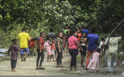 ORANG ASLI MELARIKAN DIRI