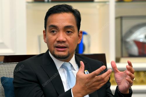 DATUK ONN HAFIZ GHAZI  