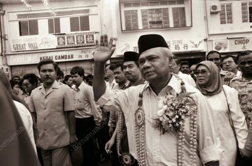 YAB ENCIK ABDUL GHAFAR BABA
