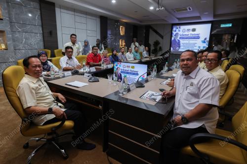 DATUK SERI AHMAD MASLAN 
