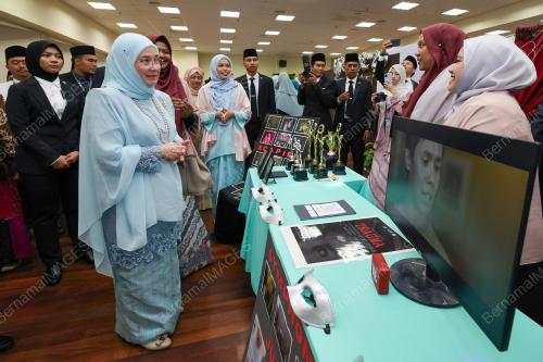 TUNKU AZIZAH AMINAH MAIMUNAH ISKANDARIAH 