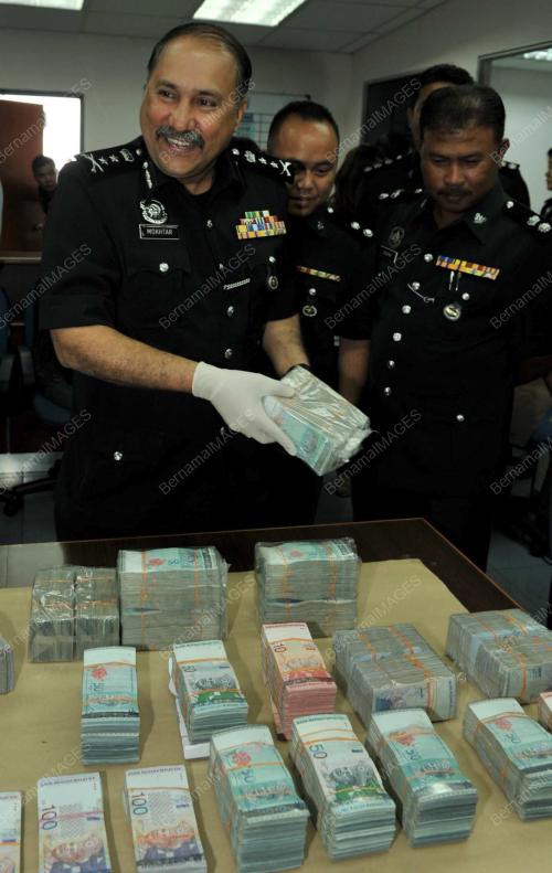JB03_17042012_POLIS
