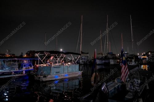 KAPAL PERSIARAN SINARAN CRUISES