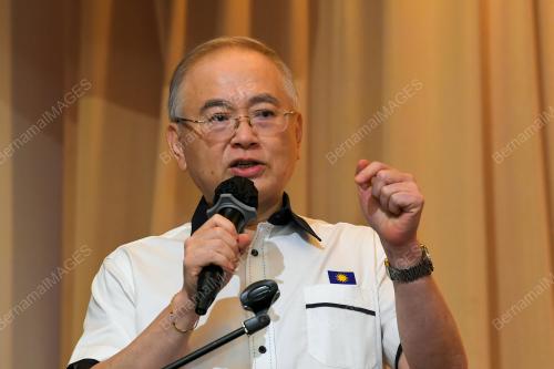 DATUK SERI DR WEE KA SIONG