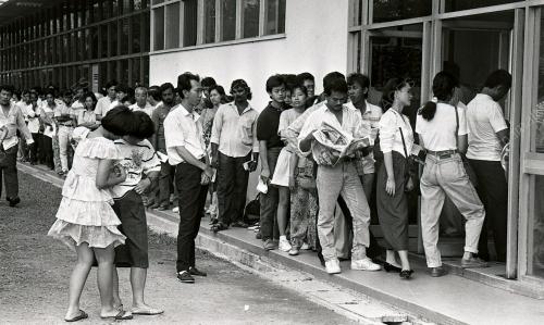 ORANG RAMAI BERSESAK MEMOHON PASPOT DI IMIGRESEN