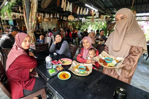 LONTONG DARAT MENU PILIHAN PENGUNJUNG