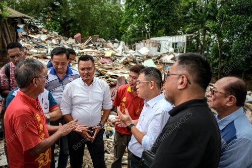 RUMAH SETINGAN KEBUN TEH ROBOH