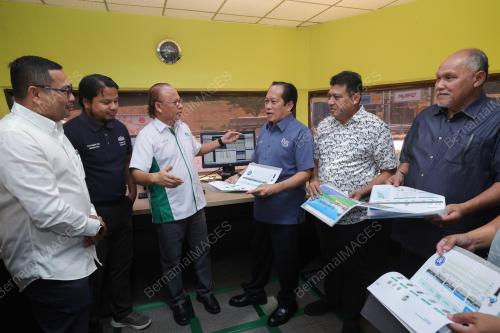 DATUK SERI AHMAD MASLAN 