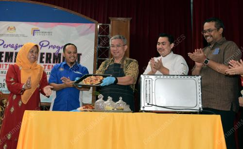 DATUK SERI DR ADHAM BABA