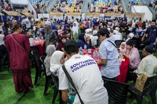 HAIRI HADIR RAYA SEKAMPUNG LARKIN