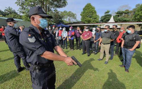 MENEMBAK BERSAMA MEDIA