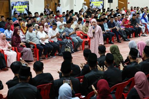 FADHLINA SIDEK