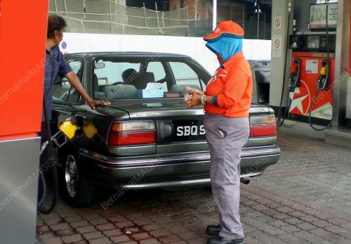 WARGA SINGAPURA ISI MINYAK