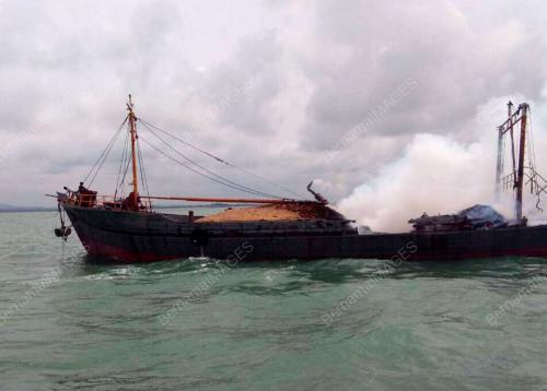 JB03_27092017_KAPAL_TERBAKAR