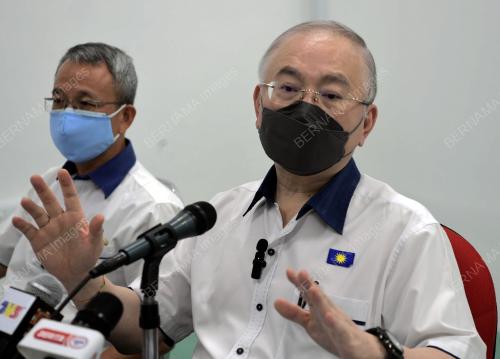 DATUK SERI DR WEE KA SIONG