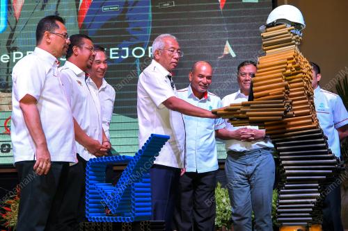 DATUK SERI MAHDZIR KHALID 