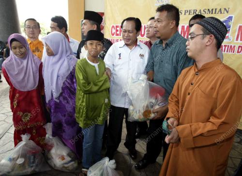 AHMAD MASLAN