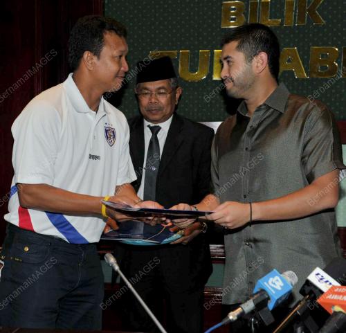 JB04_02112012_BOLASEPAK