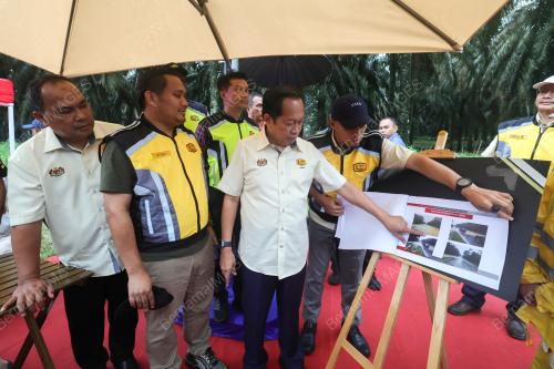 DATUK SERI AHMAD MASLAN 