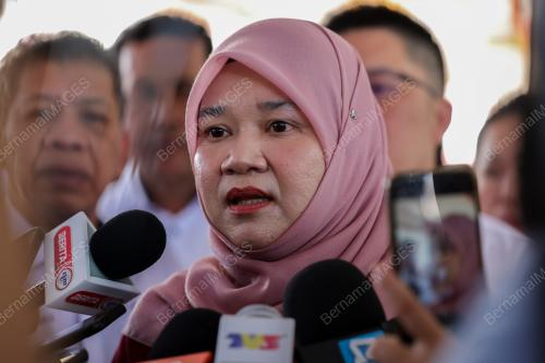 FADHLINA SIDEK