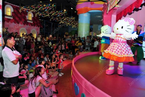 JB04_13112012_HELLO_KITTY