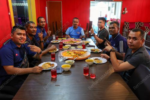 PENIAGA TAWAR MAKANAN PERCUMA