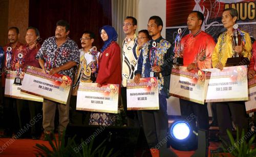 JB04_19122013_ANUGERAH_SUKAN