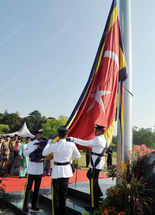 JB04_21042015_TURUN_BENDERA