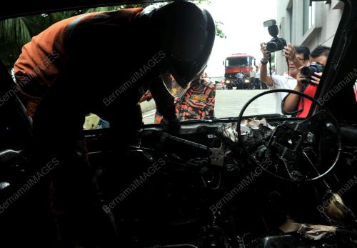 JB04_21112012_VAN_TERBAKAR