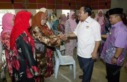 AHMAD MASLAN