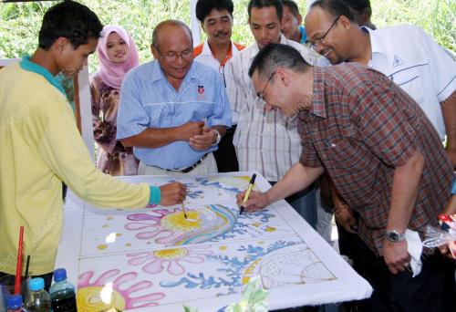 HISHAMUDDIN TUN HUSSEIN