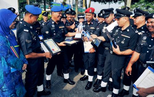 JB04_25032013_HARI_POLIS_KE-206