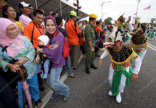 AGONG DAN PERMAISURI