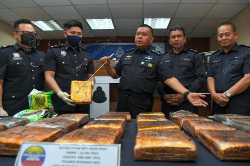 DATUK KAMARUL ZAMAN MAMAT