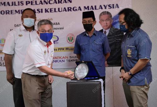DATUK SERI DR ADHAM BABA