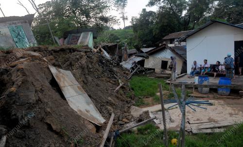 JB04_29062015_TANAH_RUNTUH
