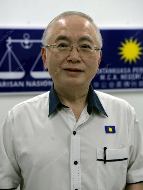 DATUK SERI DR WEE KA SIONG