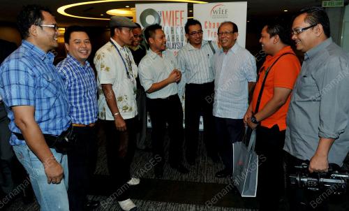 JB05_01112012_WIEF_KE8