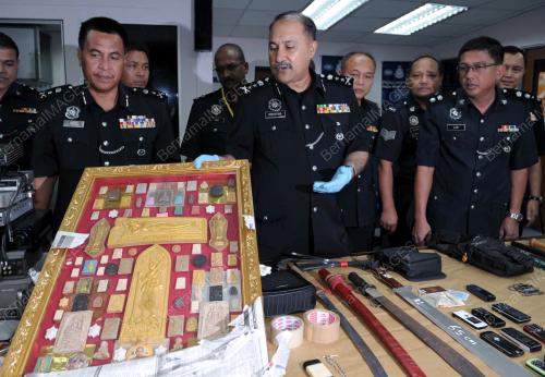JB05_02012012_POLIS