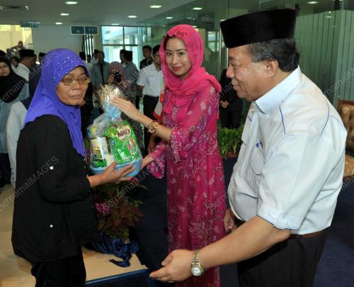 JB05_02082012_TUNKU_AMINAH