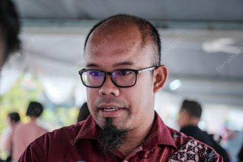 MOHD NUR HAKIM SIMON