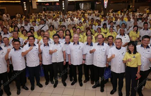 DATUK SERI DR WEE KA SIONG