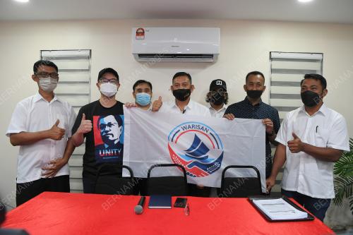 KELUAR PARTI 