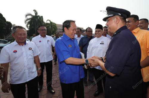 DATUK SERI AHMAD MASLAN 
